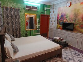 Deluxe Double Room | Television