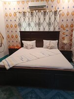 Deluxe Double Room | Soundproofing, iron/ironing board, free WiFi