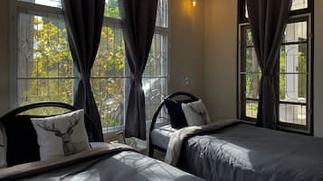 4 bedrooms, iron/ironing board, WiFi, bed sheets
