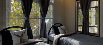 A cozy 4-bedroom house for up to 8 people, near Suratthani Railway Station.