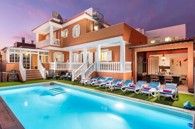 Villa Naranja with private heated pool, sea views