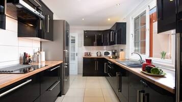 Frigorifero, microonde, forno, piano cottura