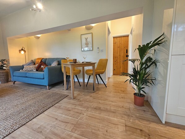 Cottage | Dining