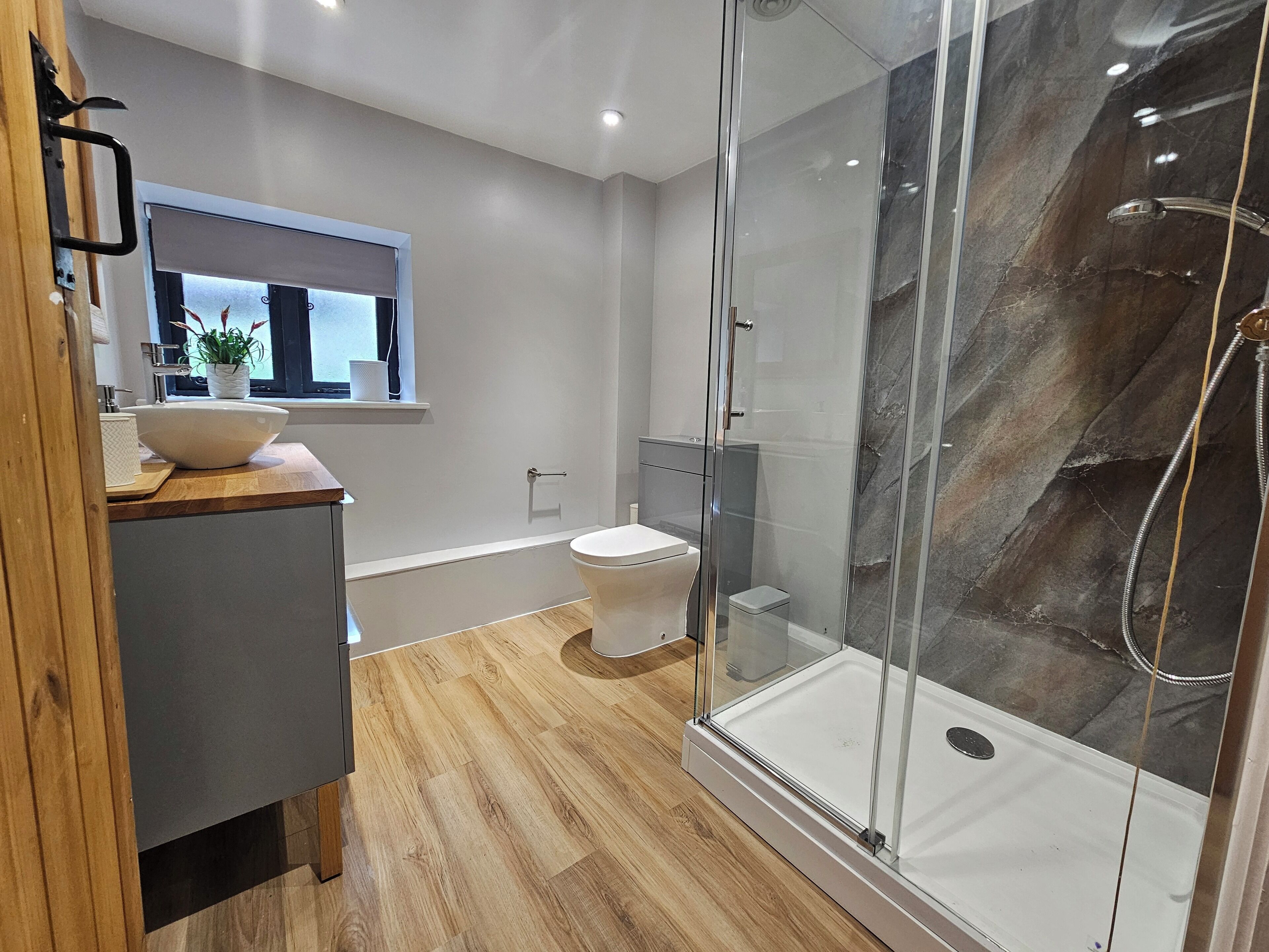 Cottage | Bathroom | Shower, hair dryer, towels