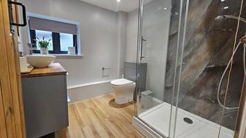 Cottage | Bathroom | Shower, hair dryer, towels