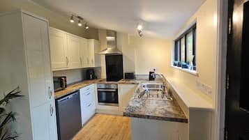 Cottage | Private kitchen | Fridge, microwave, oven, stovetop