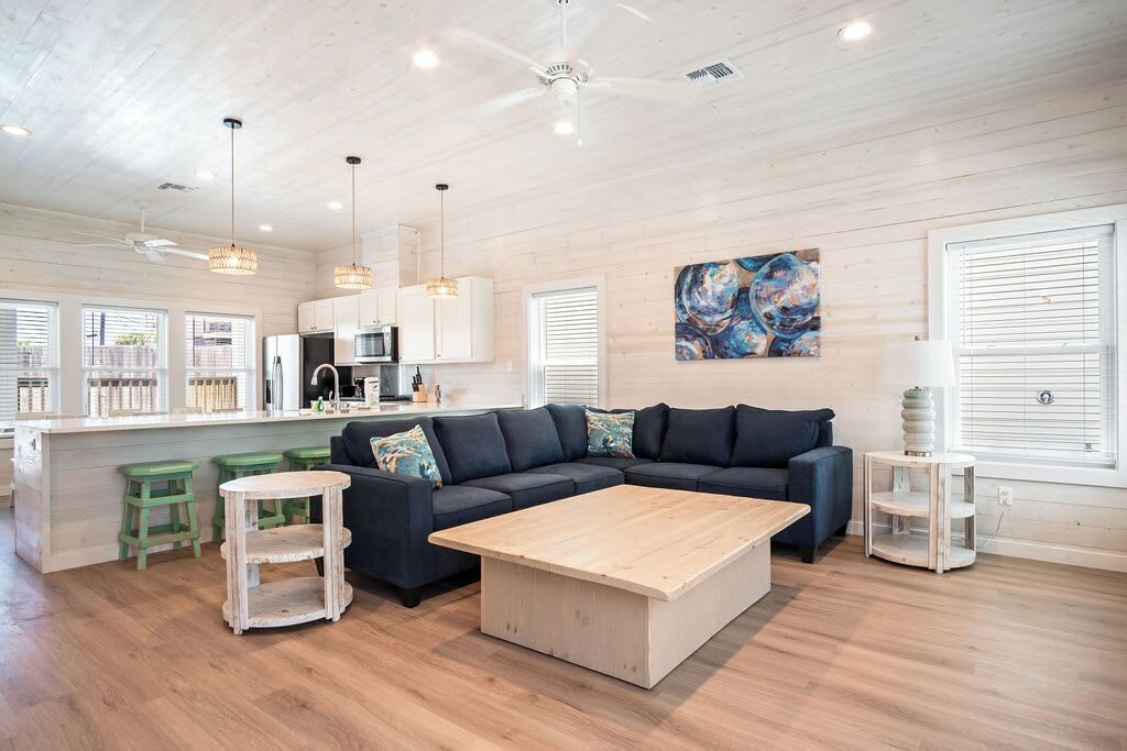 Mins 2 beach | Private Pool | Private Rooftop deck