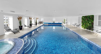 Hunter Oak Retreat, Indoor heated pool, Sauna, Hot Tub Sleeps 30