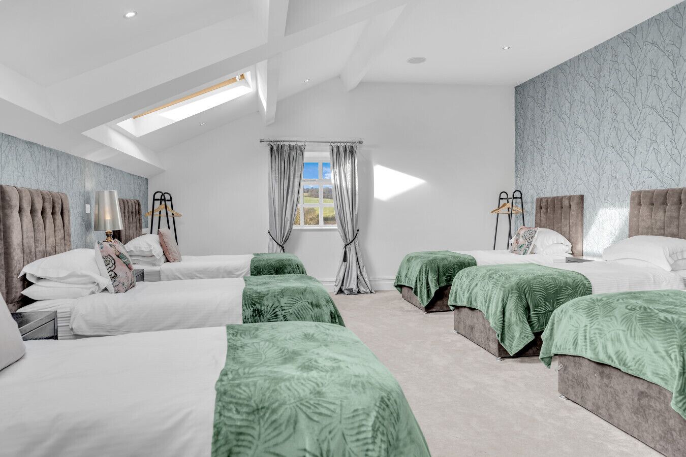 Una scrivania, ferro/asse da stiro, Wi-Fi gratuito, lenzuola