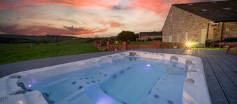 Hunter Oak Retreat, Indoor heated pool, Sauna, Hot Tub Sleeps 30