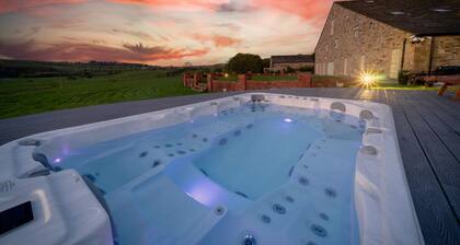 Hunter Oak Retreat, Indoor heated pool, Sauna, Hot Tub Sleeps 30