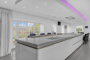 Interior - Hunter Oak Retreat, Indoor heated pool, Sauna, Hot Tub Sleeps 30 (Burnley)