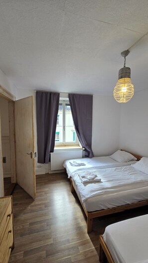 2 habitaciones, cuna de viaje, wifi gratis y ropa de cama