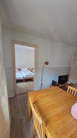 2 bedrooms, travel crib, free WiFi, bed sheets