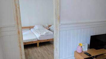 2 bedrooms, travel crib, free WiFi, bed sheets