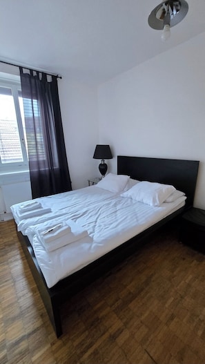 Travel cot, WiFi, bed sheets