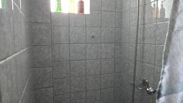 Een douche, een haardroger, handdoeken, zeep