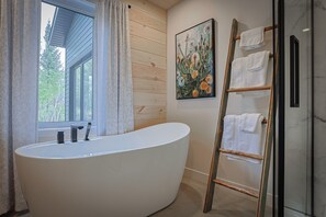 Shower, hair dryer, towels - Brand New with Spa | Horizon Des Coteaux (Lanaudière)