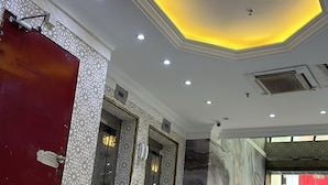 A lobby with a hexagonal ceiling, marble flooring, and patterned walls. - Sama Samah Hotel (Makkah)