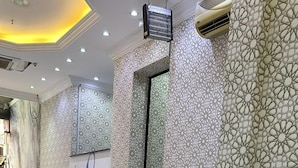 A spacious lobby with patterned walls and a marble floor. - Sama Samah Hotel (Makkah)
