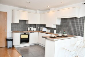 Apartment | Eigene Küche | Kühlschrank, Mikrowelle, Ofen, Herdplatte