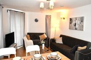 Dining - Sleeps 4 - Private Balcony - Wheelchair Accessible (London)