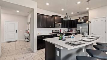 Geladeira, micro-ondas, fogão, cooktop