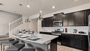 Private kitchen - Townhouse w/ pool & resort water park (Davenport)