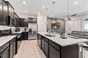 Kjøleskap, mikrobølgeovn, ovn og kokeplater