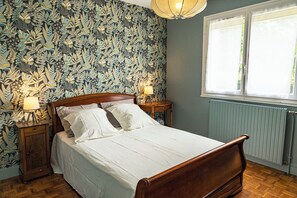 2 bedrooms, iron/ironing board, travel cot, free WiFi