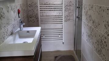 Douche, sĂšche-cheveux, papier toilette