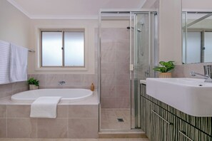 Shower, eco-friendly toiletries, hair dryer, towels - Blue Haven Retreat - Thornton Central 34 (Penrith)