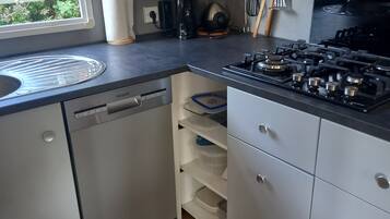 Een koelkast, een magnetron, een kookplaat, een vaatwasser