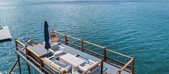 Waterfront Retreat | Kayaks | Beach & Elevated Lakeview Deck