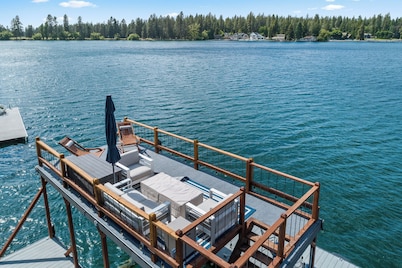 Waterfront Retreat | Kayaks | Beach & Elevated Lakeview Deck