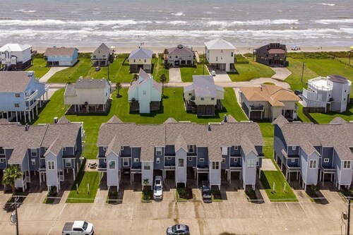 Double Decker-Ocean View, Multiple Decks, Short Walk to Beach!
