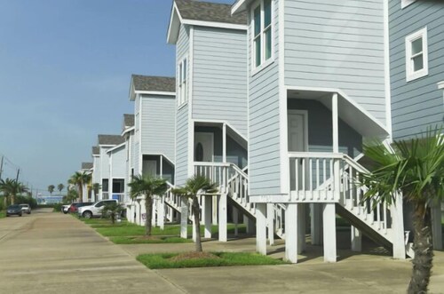 Double Decker-Ocean View, Multiple Decks, Short Walk to Beach!