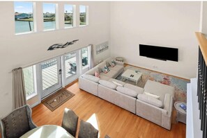 Een smart-tv en een tafeltennistafel