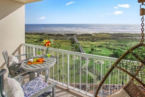 NEW LISTING! "Beachfront Sunrise" BEACHFRONT CONDO, Fun Amenities!