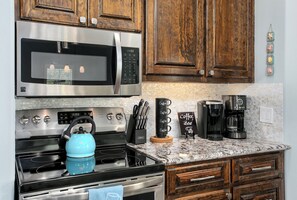 Geladeira, micro-ondas, fogão, cooktop