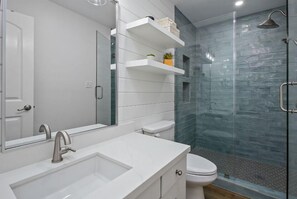 Douche, sèche-cheveux, serviettes fournies, papier toilette