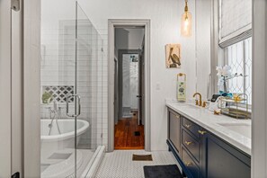 Shower, hair dryer, bidet, towels