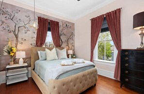 3 habitaciones, tabla de planchar con plancha y cuna de viaje