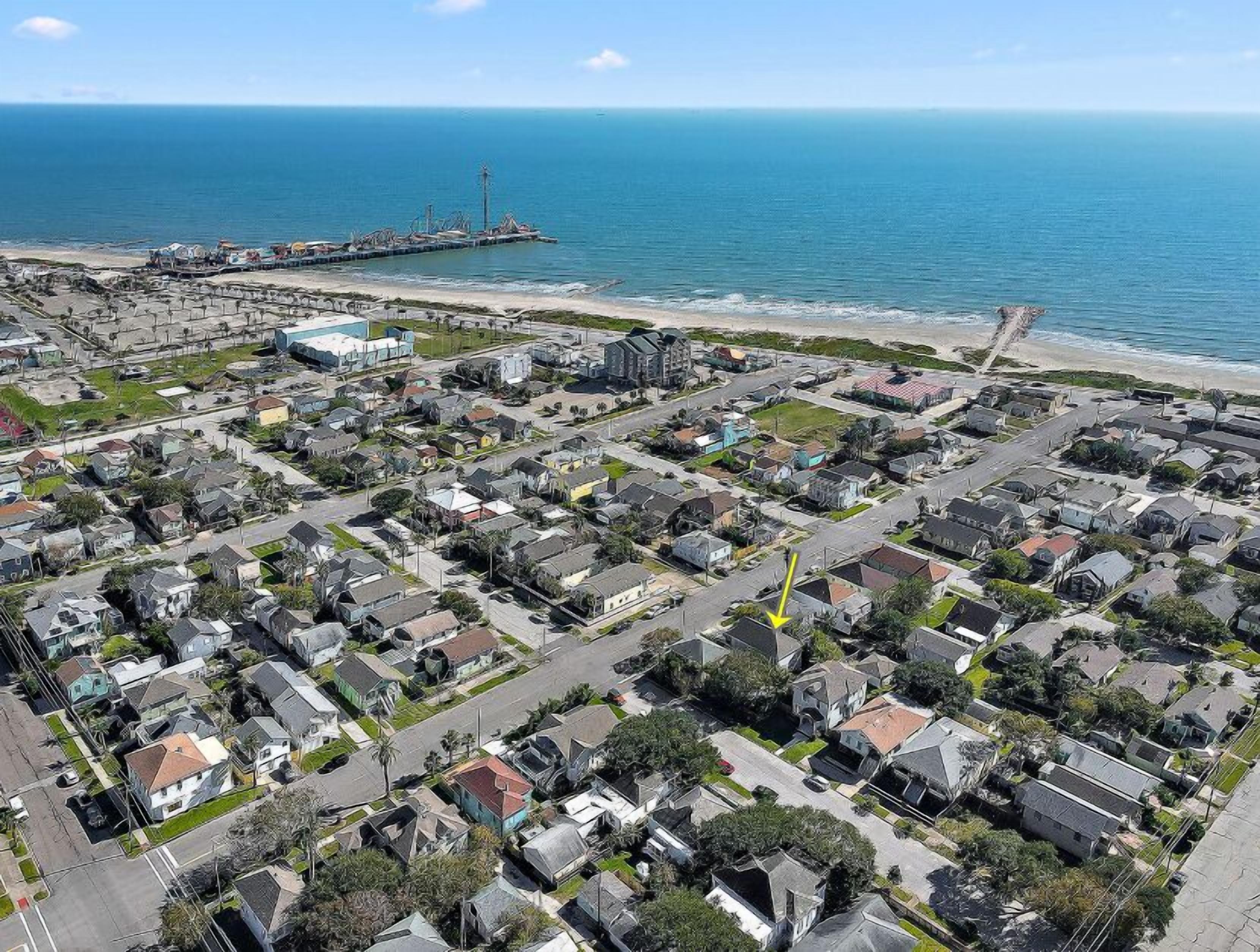 Nina's Place! A Few Blocks to the BEACH! 3 Living areas! Gorgeous on the Inside!