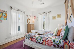4 bedrooms, iron/ironing board, travel crib, WiFi - Welcome to "The Sunrise Inn!" (Galveston)