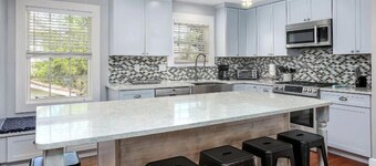 O What Fun! Vacation Home! Great Location for Your Galveston Getaway!