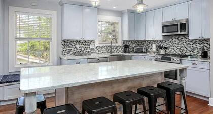 O What Fun! Vacation Home! Great Location for Your Galveston Getaway!