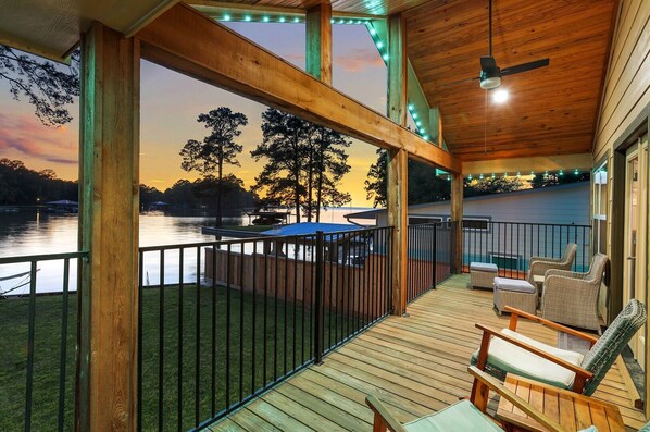 Terrace/patio - SUNSET COVE #2 - LAKEFRONT RETREAT WITH SPECTACULAR SUNSET VIEWS!!! (Livingston)