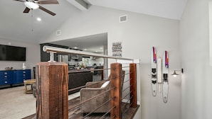 Ein modernes Interieur mit Treppe, Küchenbereich und Wohnraum.