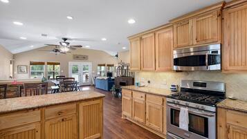 Jääkaappi, mikroaaltouuni, uuni, liesi